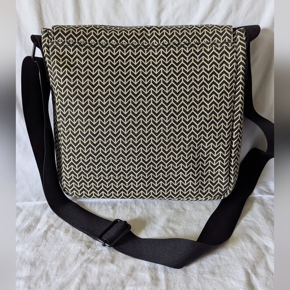 KAVU Black & White Chevron Padded Bag Adjustable Strap And Pockets - Picture 6 of 13